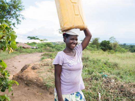 DRC vrouw met jerrycan water (Tearfund UK)