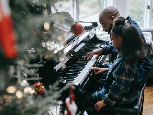 Stockbeeld Pexels Kerst - Vader en dochter spelen piano