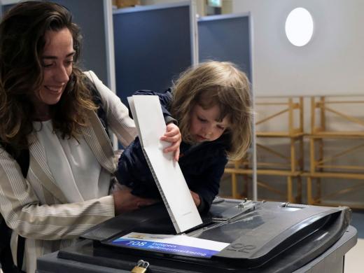 Een moeder en dochter doen hun stem in de stembus (Nederland, Europese parlementsverkiezingen)