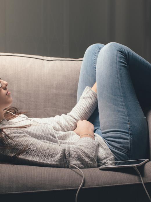Vrouw luistert muziek op stoel