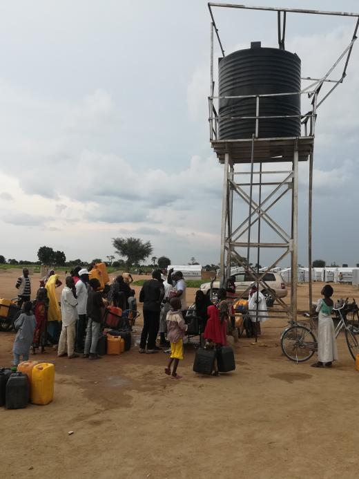 Mensen bij een waterput in Nigeria