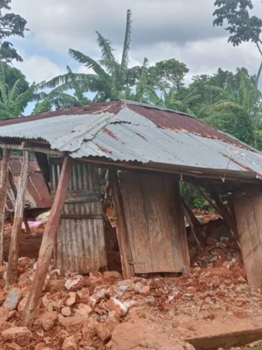 Verwoeste huizen als gevolg van de aardbeving