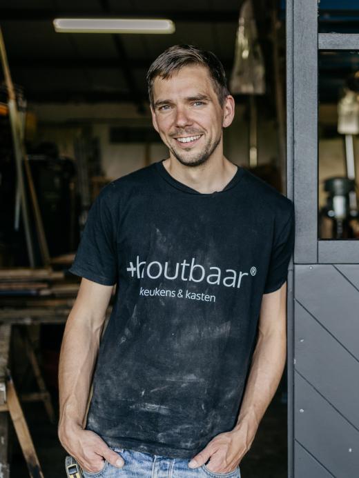 Jan-Willem Harwig voor de werkplaats van zijn bedrijf +houtbaar