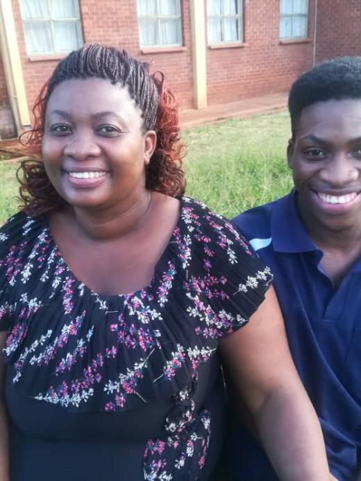 Lucia (Inspired, Zimbabwe) met haar zoon.jpg