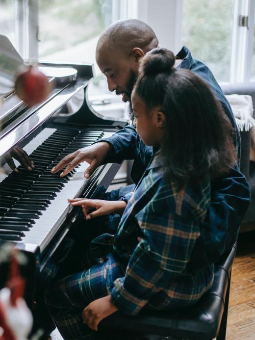 Stockbeeld Pexels Kerst - Vader en dochter spelen piano