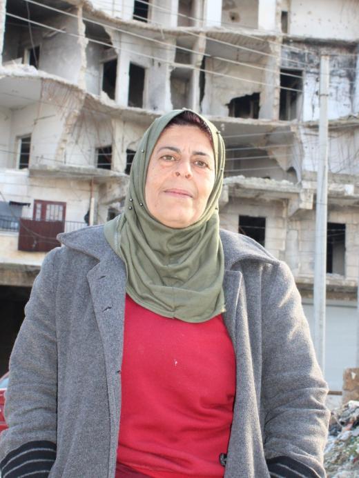 Vrouw bij ingestort gebouw Syrië