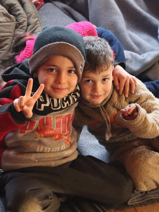 Kinderen schuilen in het gebouw van de kerk na de aardbeving
