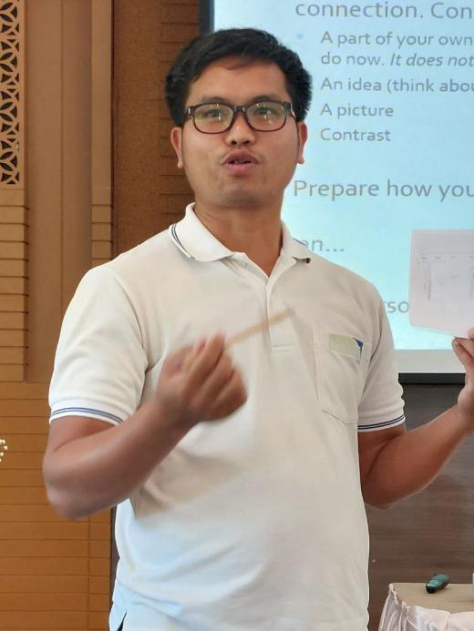 Ouane traint kerken en organisaties in Laos