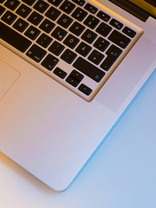 Een laptop met gele en blauwe gloed