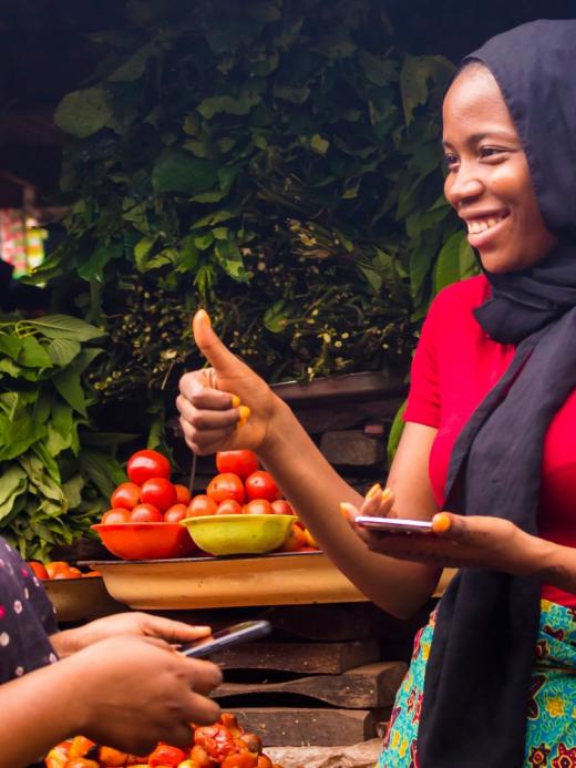 Vrouw betaalt met mobiel 