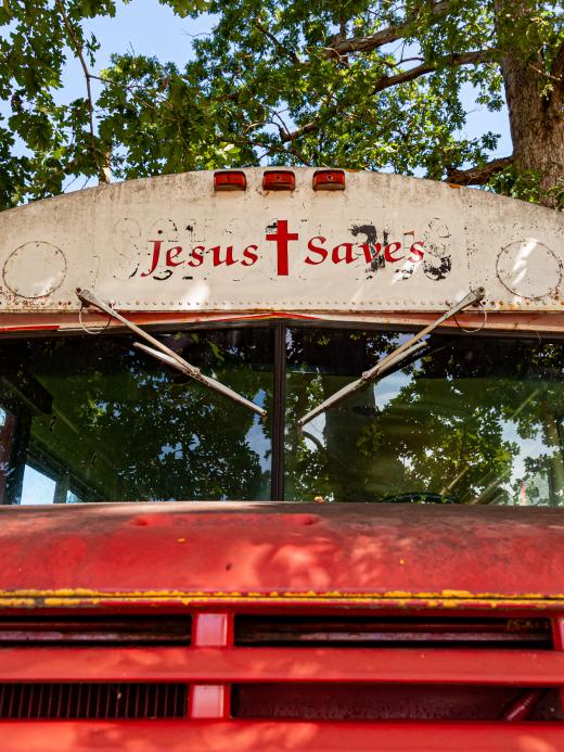 Bus met erop geschreven: Jesus Saves